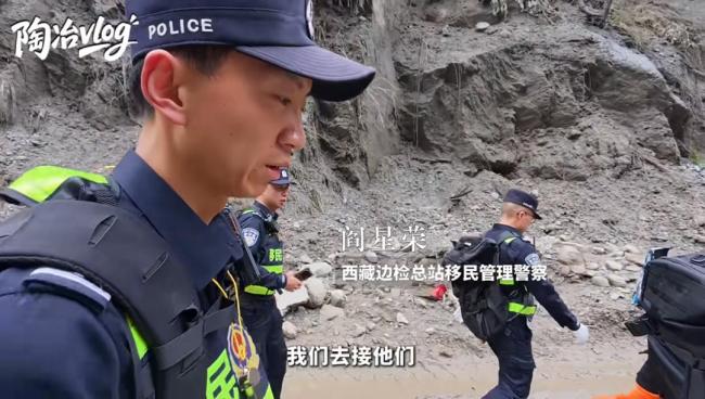 救援人员说他女朋友也在下面 持续开展搜救行动