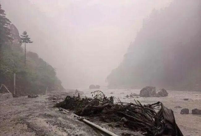 中国网友偶然拍到尼泊尔山洪爆发瞬间 跨境灾害考验救援体系