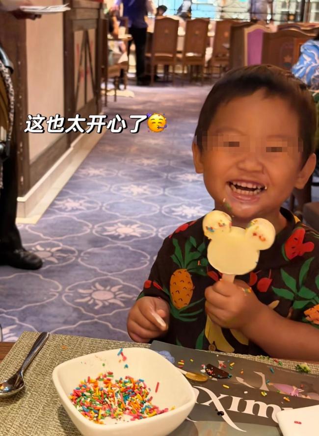 宋宁峰张婉婷带儿子新加坡吃早餐 家庭旅行修复关系