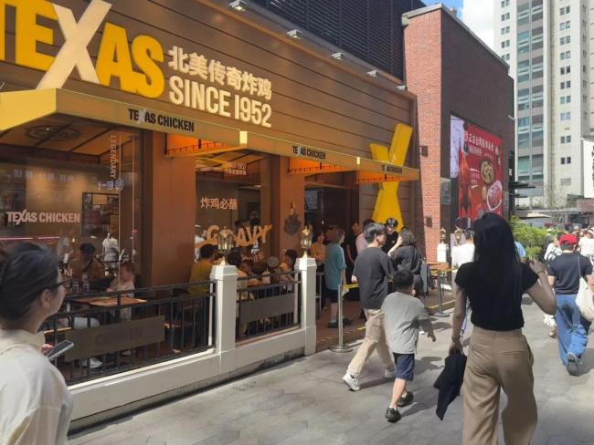 美国炸鸡巨头中国开首店 排队热潮引发关注