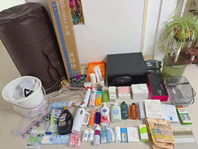 妈妈为上大一女儿准备近百件物品 如同备办嫁妆