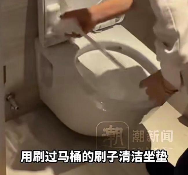 曝千元酒店用刷马桶刷子清洁坐垫 网友惊呼震碎三观