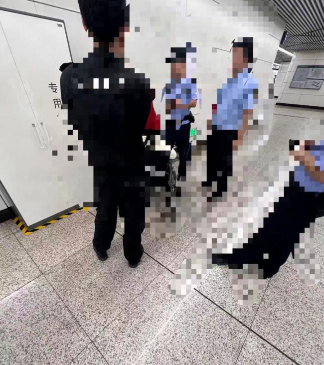 大学生摔倒碰到女子腿被索赔 事件引发广泛关注