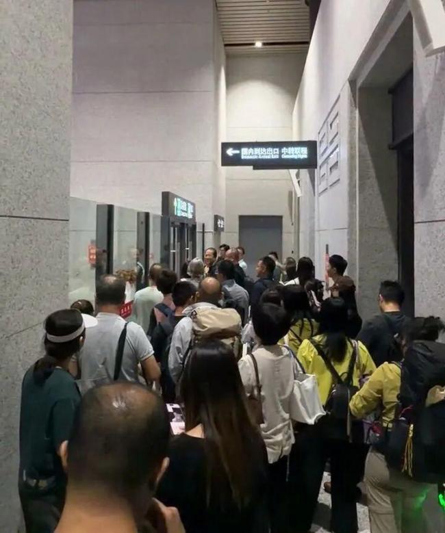 飞机到达机场下班 机场致歉并整改