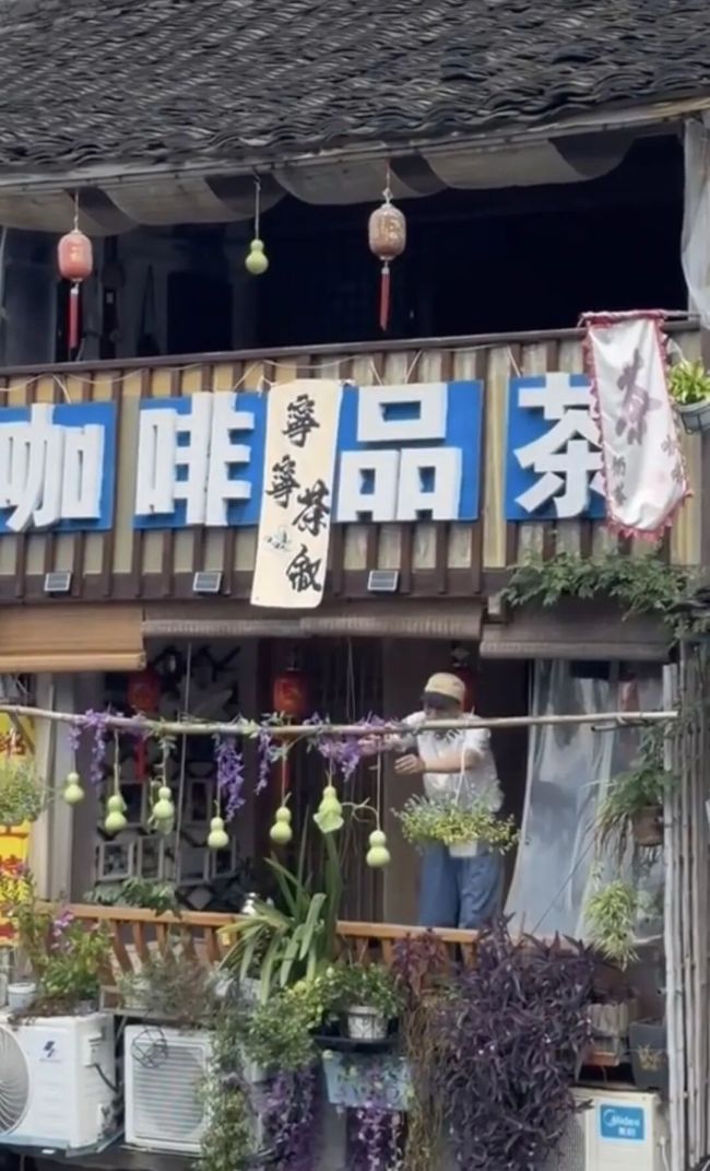 葫芦娃爷爷隔壁阳台挂起7个葫芦