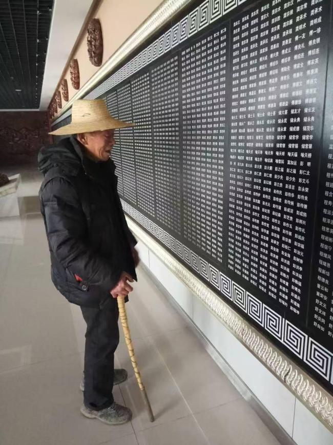 他姓吴 他有四个爷爷都叫黄先彬 铭记四位烈士亲人