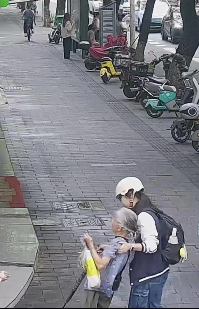 杭州女生脱校服替摔倒老人止血