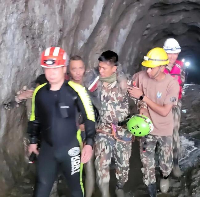尼泊尔泥石流获救中国公民儿子发声 隧道奇迹生还