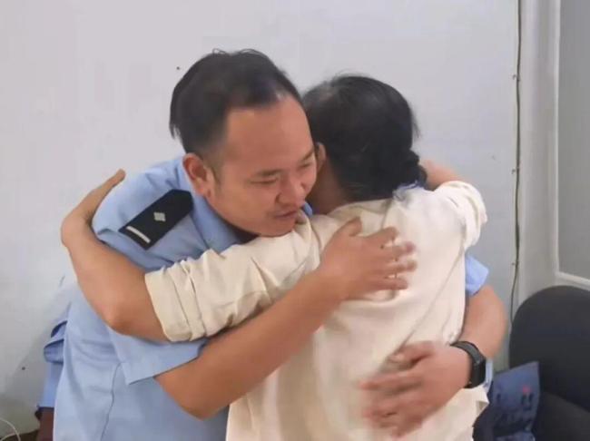 女子手机被控制民警拔卡保住积蓄 紧急“断卡”挽损70万