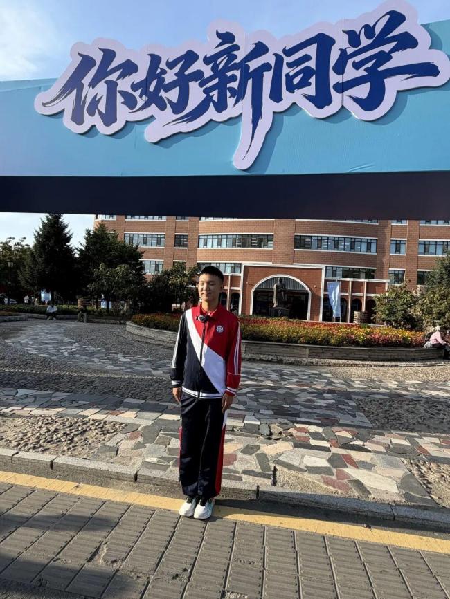 惨遭伤害永久失明男孩完成大学报到 13年励志之路