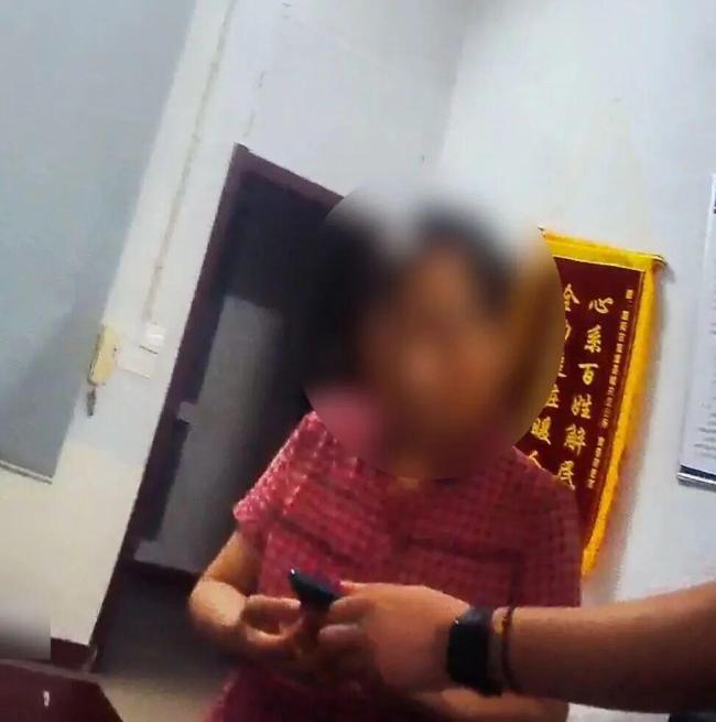 女子手机被控制民警拔卡保住积蓄