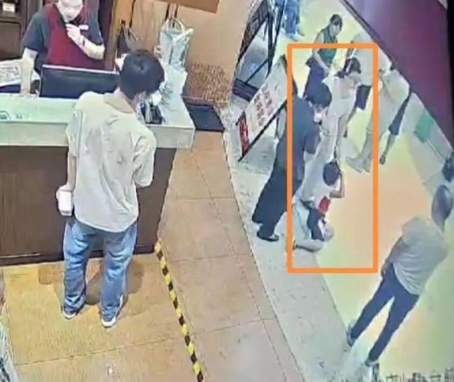 女子称被男童摸臀双方3次调解未果 家长拒绝道歉引发争议