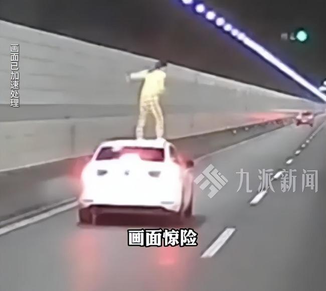 女子爬出副驾站上车顶往路中间跳