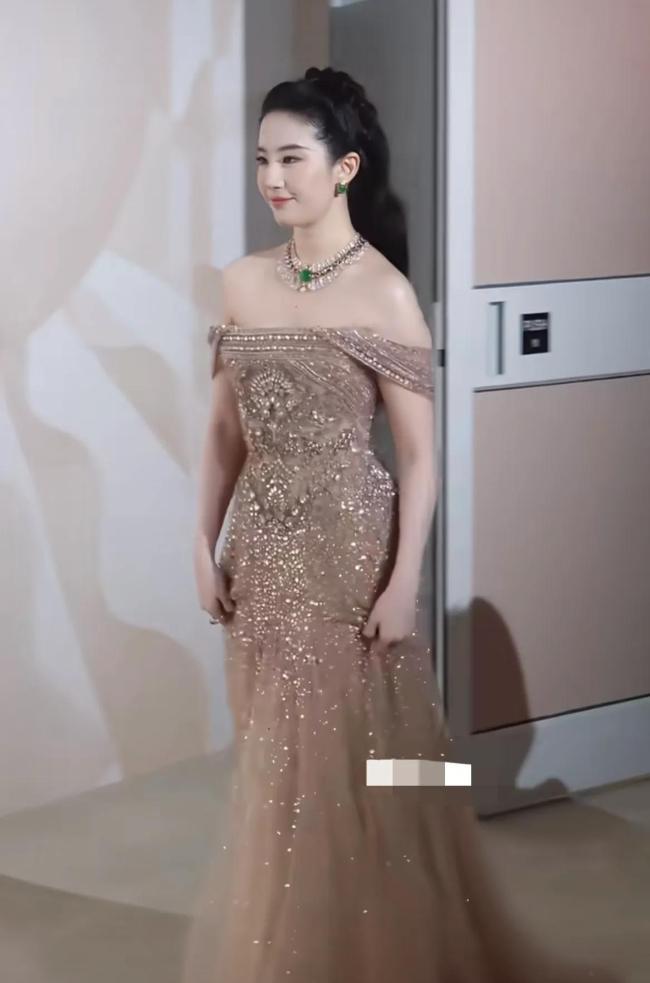 刘亦菲曾被裁掉过 合照风波再起