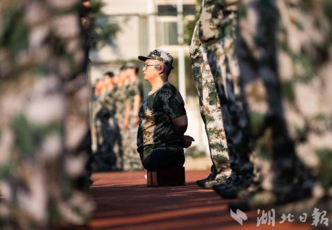 板凳男孩方宇翔参加大学军训 顽强坚毅融入集体