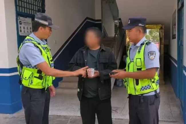 老人掉落2万现金店员捡起报警
