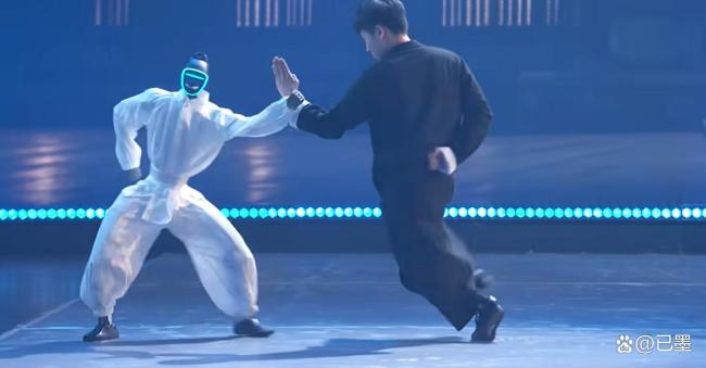 中国机器人海外与人共舞走红 超预期表演惊艳全场