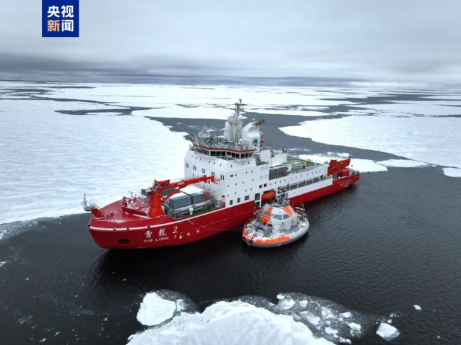 “雪龙2”号考察船为法国“塔拉极地站”破冰引航