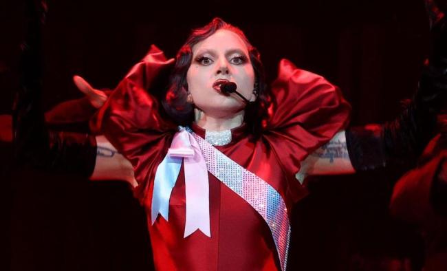 Lady Gaga抱娃出街 低调现身北加州街头