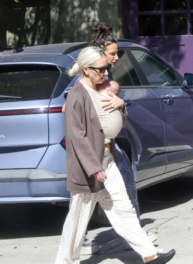 美国女歌手Lady Gaga正式当妈 低调街头遛娃