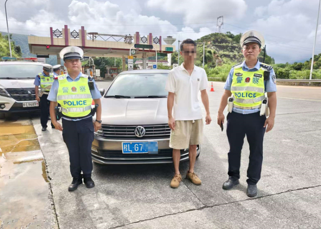 无证驾驶还使用假牌 2人被拘留 侥幸心理终受罚