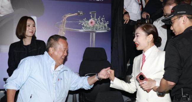 谭咏麟终极巡演开锣 巨星云集见证传奇