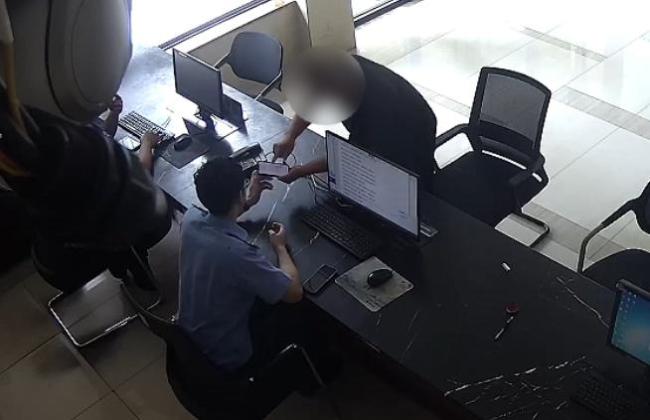受害人和嫌疑人同时走进派出所 自首与报案的巧合相遇