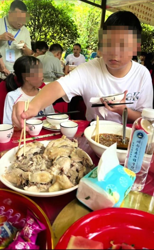 高校摆600余桌宴席请新生和家长吃饭 特色菜肴迎新宴