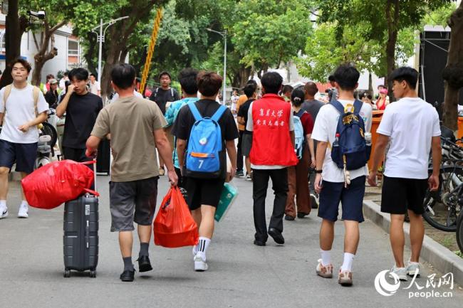 万余名新生赴集美大学开启逐梦新程 迎新活动丰富多彩