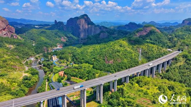 江西会昌：银龙穿翠 路畅景美