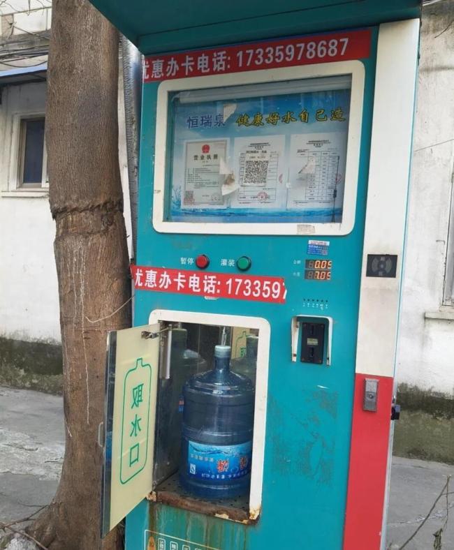 售水机脏成这样 售水的人不知道吗 水质问题频发引担忧
