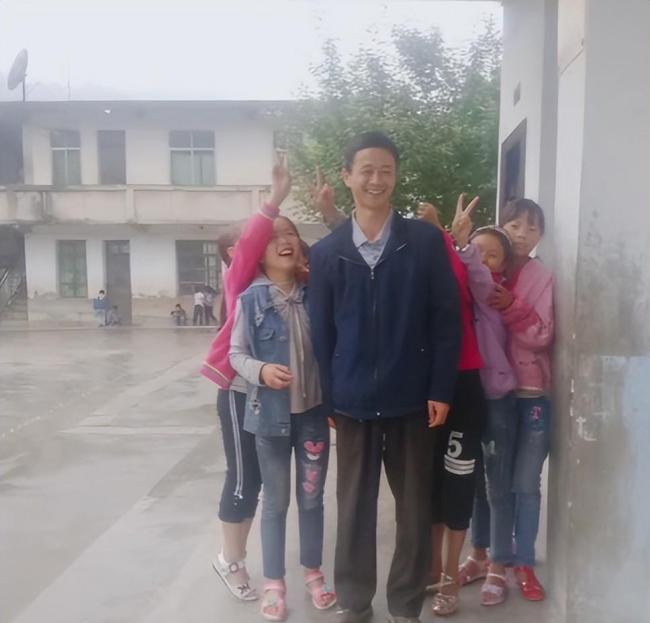 自费支教老师回应被叫男版张桂梅 平凡中的伟大奉献
