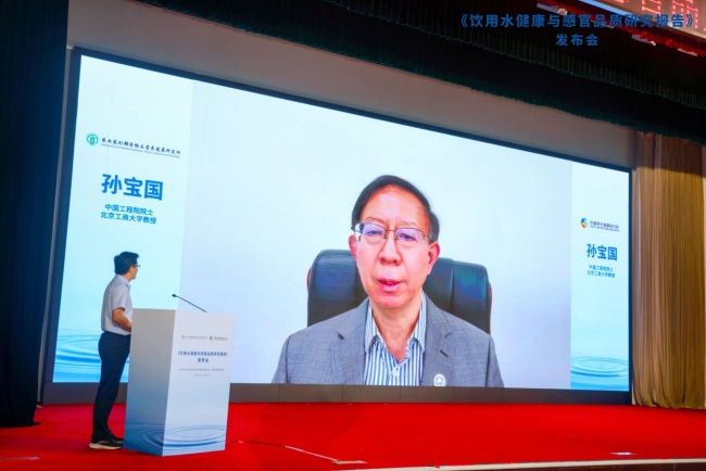 报告称72%成年人未达适宜饮水量 喝水应与吃饭同等重要