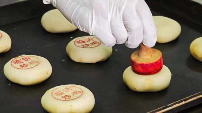 山东临沂一食品公司赶制炒鸡月饼