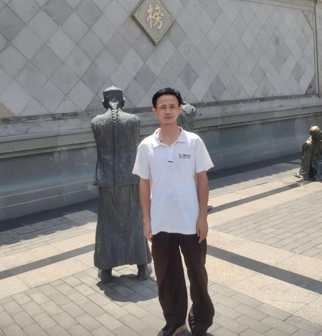 自费支教老师回应被叫男版张桂梅 平凡中的伟大奉献