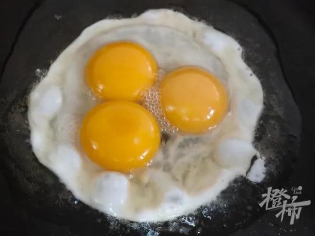 女子做饭发现三黄蛋：像中了彩票