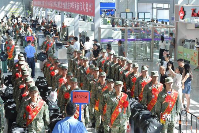 温州入伍新兵赴军营 踏上军旅征程