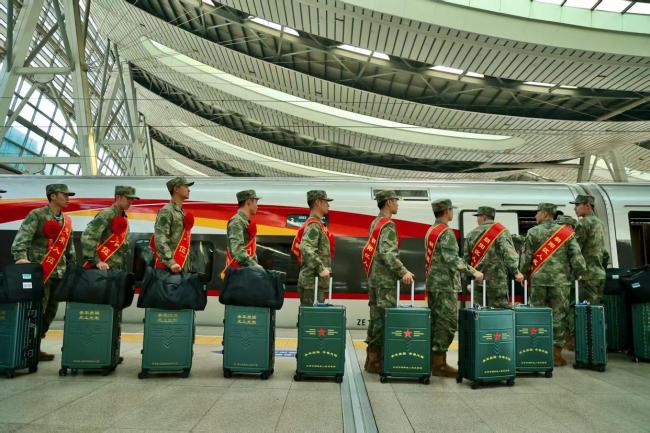 北京新兵奔赴军营 首都青年启程报国