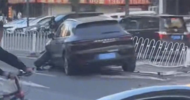 保时捷撞护栏零件飞砸对向车， 被砸车主：对方还想倒车驶离