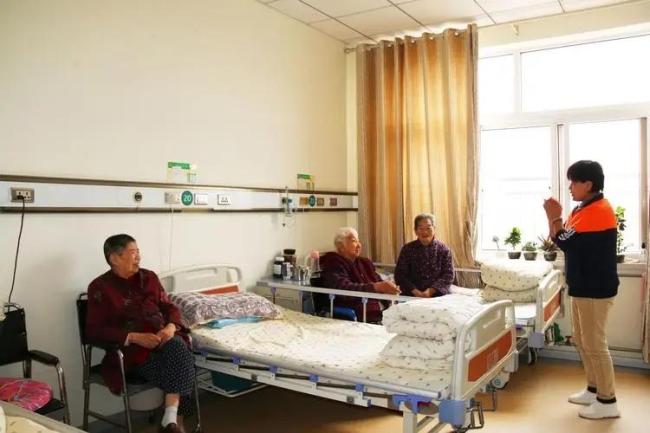 高龄老人疑遭智力低下老人殴打 养老院管理失职引发争议