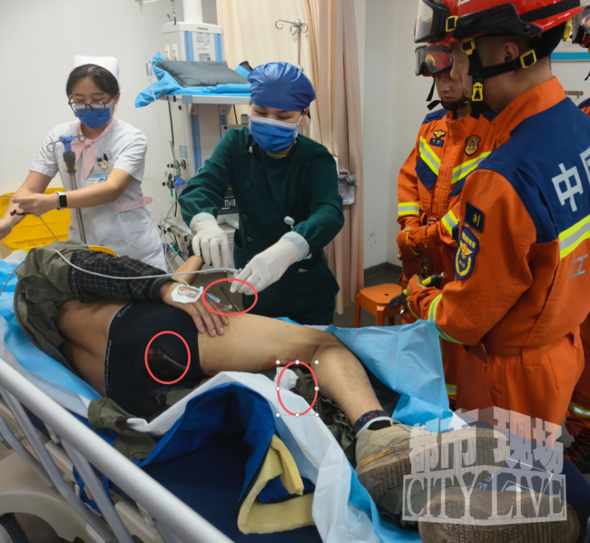 男子坠落钢筋从臀部插入胸腔 消防紧急救援