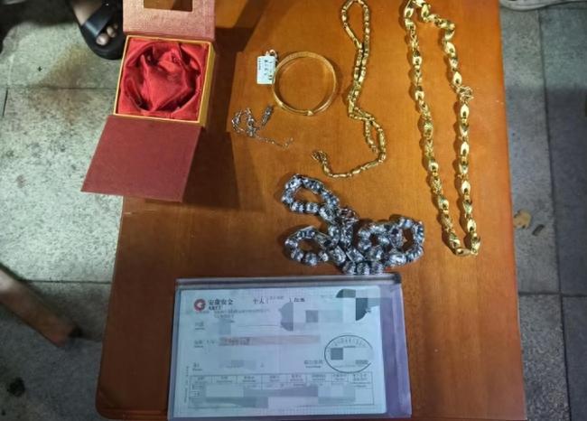 母女扔掉装存单黄金床头柜 民警帮找回