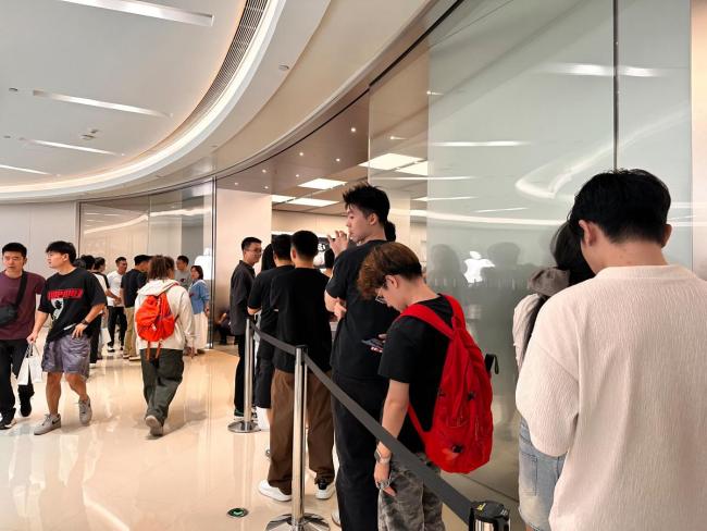 实探苹果门店：iPhone18黑色最早售罄 黄牛加价收货忙