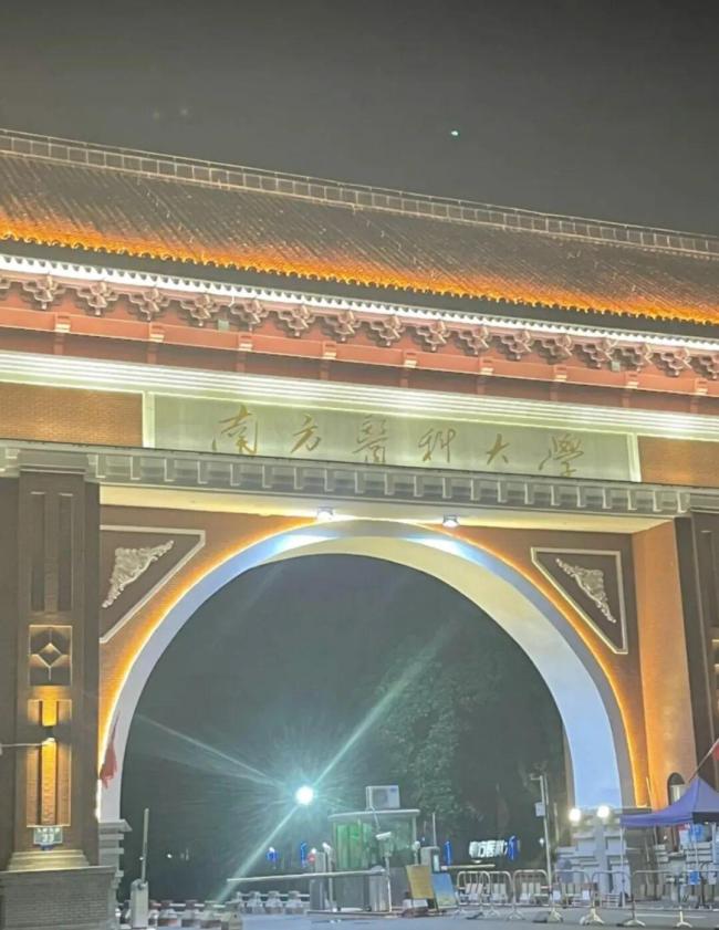 坠亡学生生前称连续值班很累快要心梗