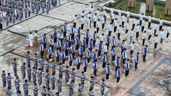 防空警报响起上千师生集体默哀 铭记历史勿忘国耻