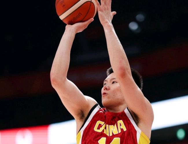 媒体人:中国男篮锋线紧张有望缓解