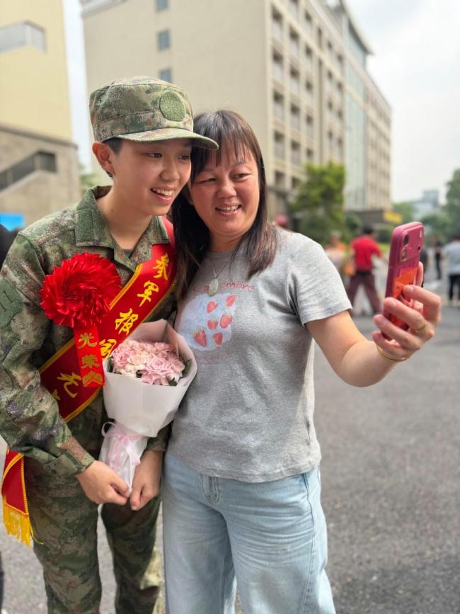 广州60余名女兵启程奔赴军营 青春献国防