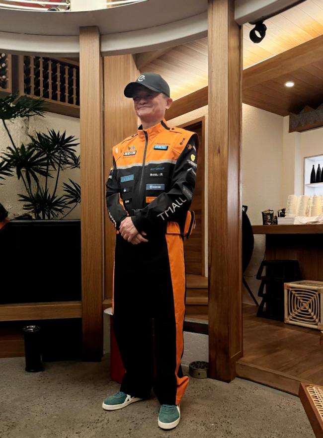 设计师回应外卖小哥制服获金奖 职业尊严的新标识