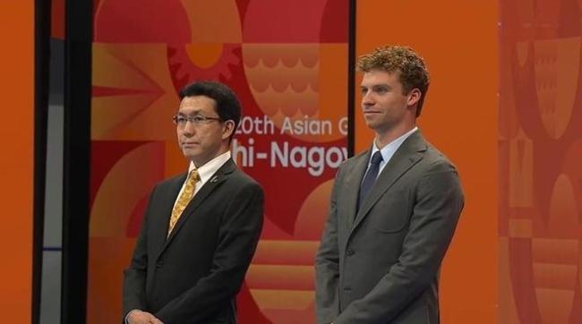 亚运游泳首日惊喜！法国一哥马尔尚为李冰洁颁奖 网友：以为假消息 神秘嘉宾现身