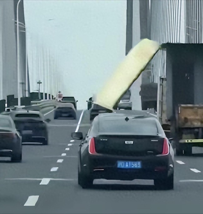 事发上海闵浦大桥，一货车行驶中车厢板脱落，砸中黑色轿车